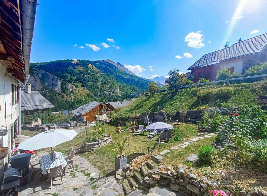 Discover a charming property nestled in a picturesque mountain setting, offering stunning views and a tranquil atmosphere.
