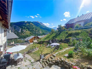 Discover a charming property nestled in a picturesque mountain setting, offering stunning views and a tranquil atmosphere.