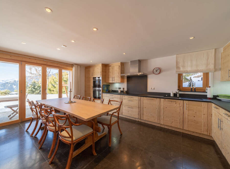 This stunning kitchen boasts a warm and inviting atmosphere, perfect for entertaining or enjoying family meals.