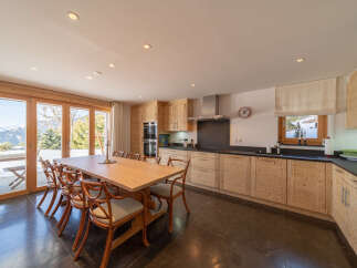 This stunning kitchen boasts a warm and inviting atmosphere, perfect for entertaining or enjoying family meals.