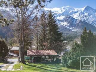 Discover a stunning property nestled in a picturesque mountain setting.