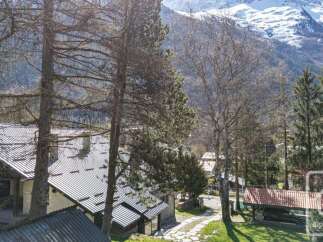 Discover a charming property nestled in a picturesque mountain setting.