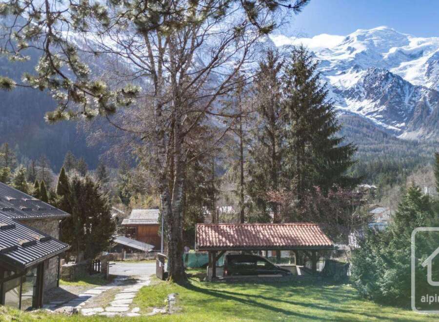 Discover your dream home nestled in the heart of the mountains! This stunning property boasts breathtaking views of the snow-capped peaks and lush greenery.