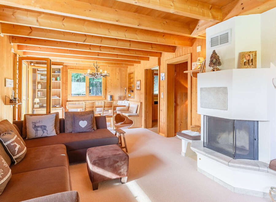 Step into a cozy and inviting living space, perfect for relaxation and gatherings.