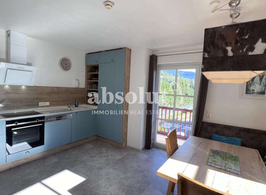 Discover this charming kitchen, perfect for culinary enthusiasts.