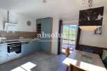 Discover this charming kitchen, perfect for culinary enthusiasts.