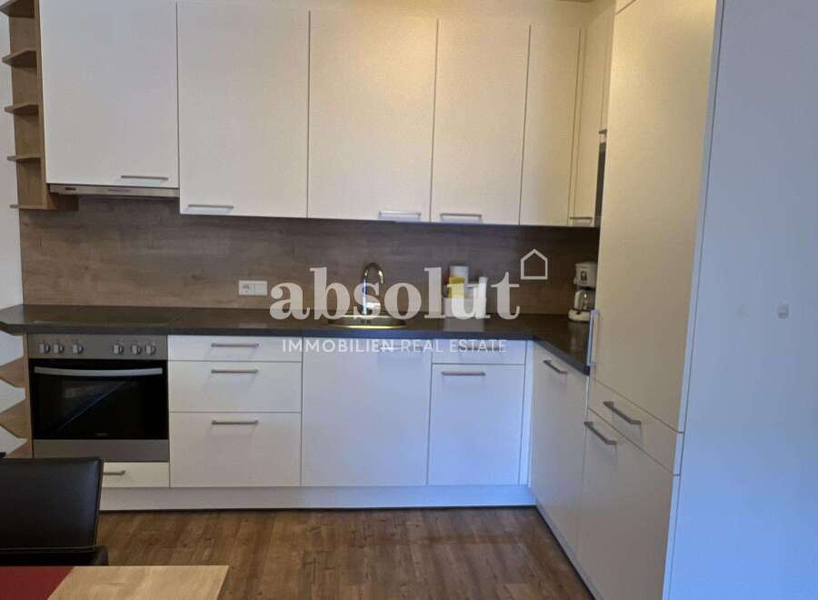 Discover this modern kitchen, perfect for culinary enthusiasts.