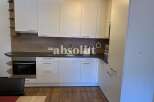 Discover this modern kitchen, perfect for culinary enthusiasts.