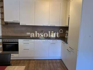 Discover this modern kitchen, perfect for culinary enthusiasts.