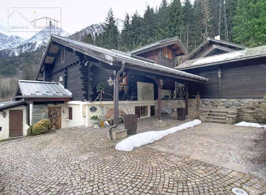 Discover a stunning chalet nestled in a picturesque mountain setting.