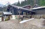 Discover a stunning chalet nestled in a picturesque mountain setting.