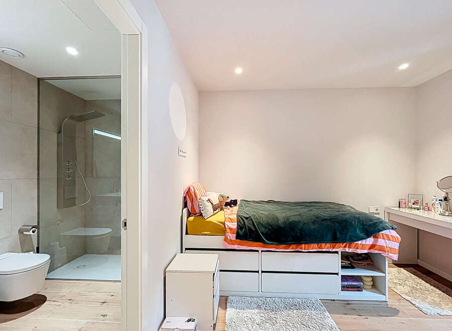 Discover this stylish bedroom featuring a modern design and a cozy atmosphere.