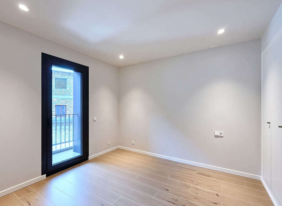 Discover this bright and modern room, perfect for creating a comfortable living space.