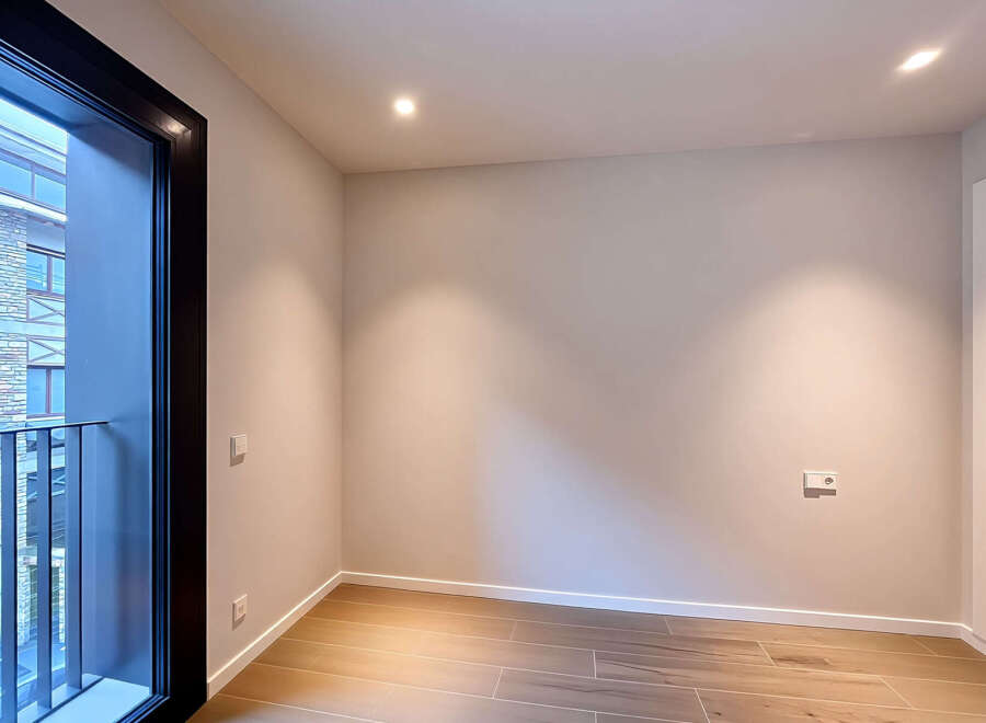 Discover the elegance of this modern space, featuring a sleek design and abundant natural light.