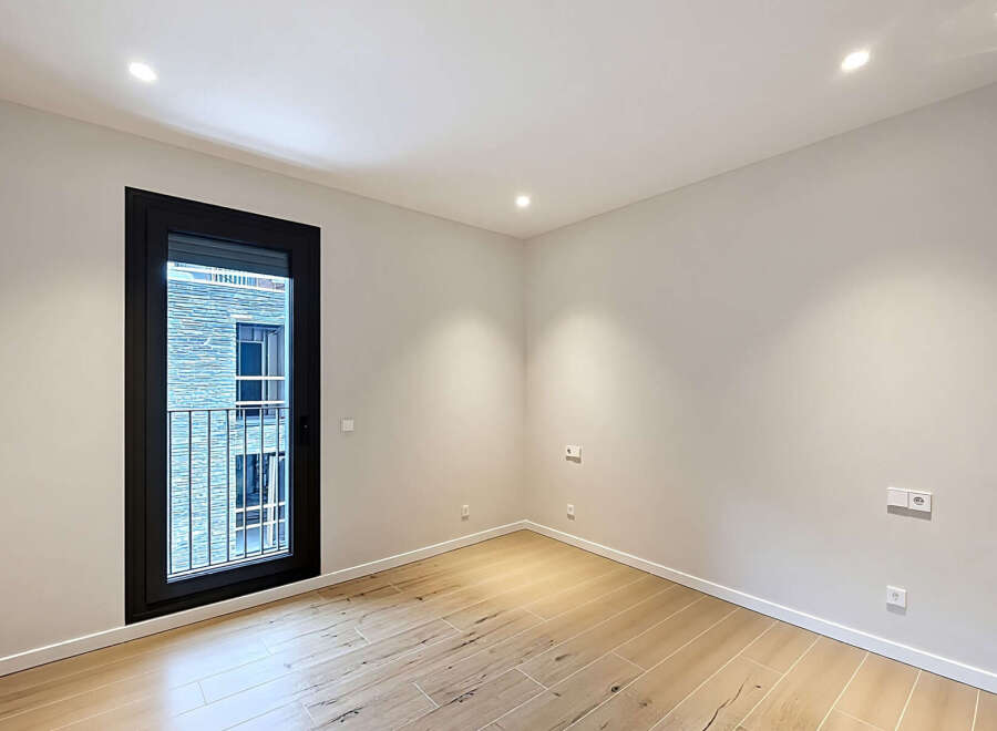 Discover this bright and modern room, featuring a large window that floods the space with natural light.