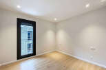 Discover this bright and modern room, featuring a large window that floods the space with natural light.