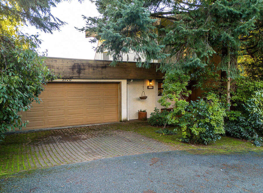 Discover this charming property featuring a spacious garage and a welcoming facade.