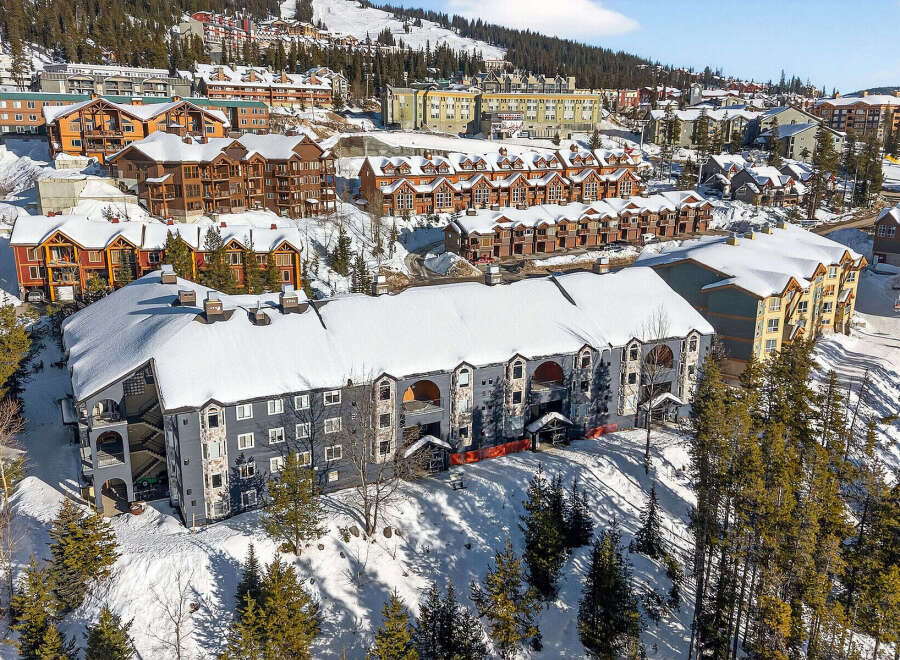 Discover a stunning mountain retreat with this beautiful property.