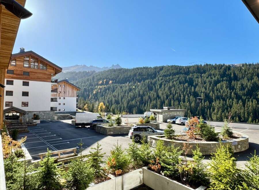 Discover the charm of this stunning property, nestled in a picturesque mountain setting.