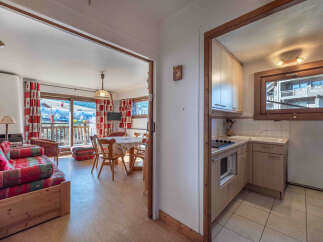 Discover this charming property featuring a cozy living area with a dining space and a well-equipped kitchen.