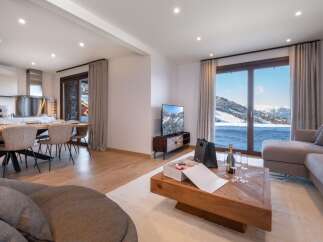 Experience luxury living in this stunning property with breathtaking mountain views.
