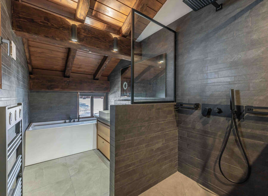 Experience luxury in this stunning bathroom featuring a modern design and high-end finishes.
