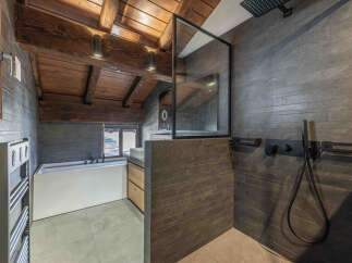 Experience luxury in this stunning bathroom featuring a modern design and high-end finishes.