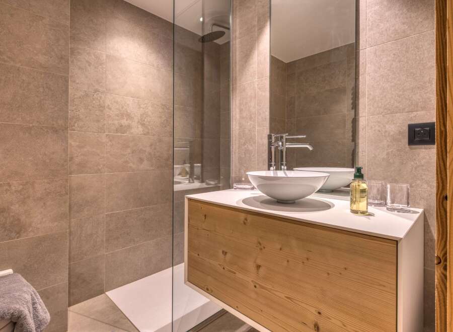 This modern bathroom features a sleek design with a minimalist aesthetic.