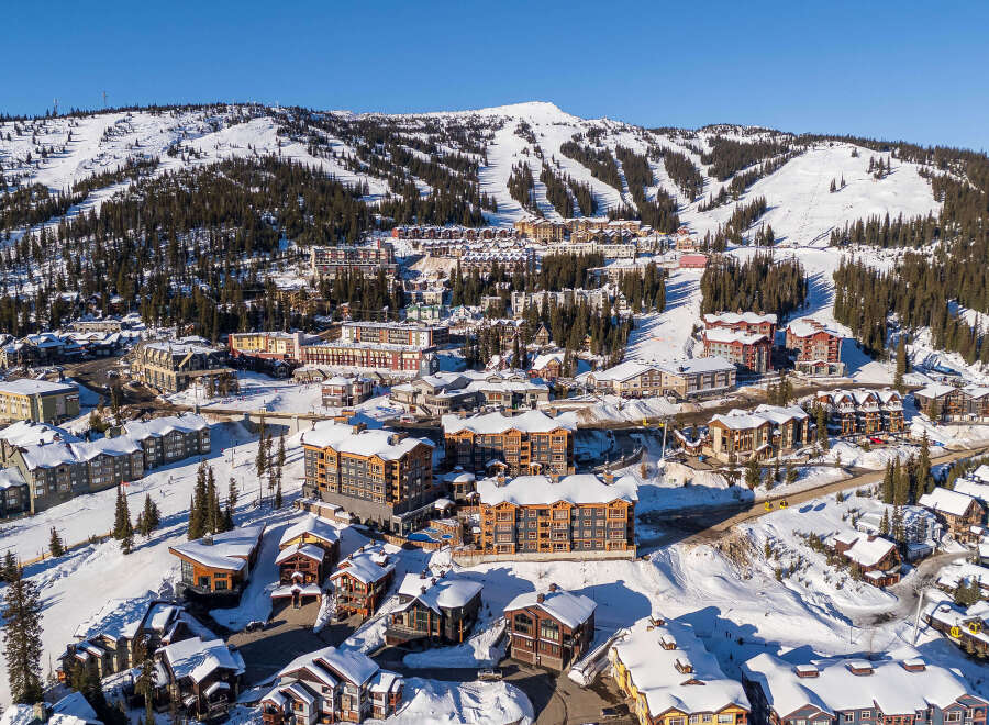 Discover the ultimate ski-in/ski-out experience in this stunning mountain resort.