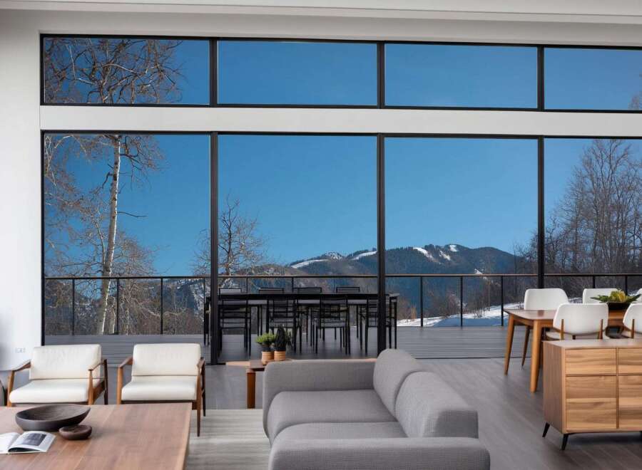 Experience luxury living with breathtaking mountain views in this stunning property.