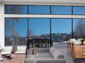 Experience luxury living with breathtaking mountain views in this stunning property.