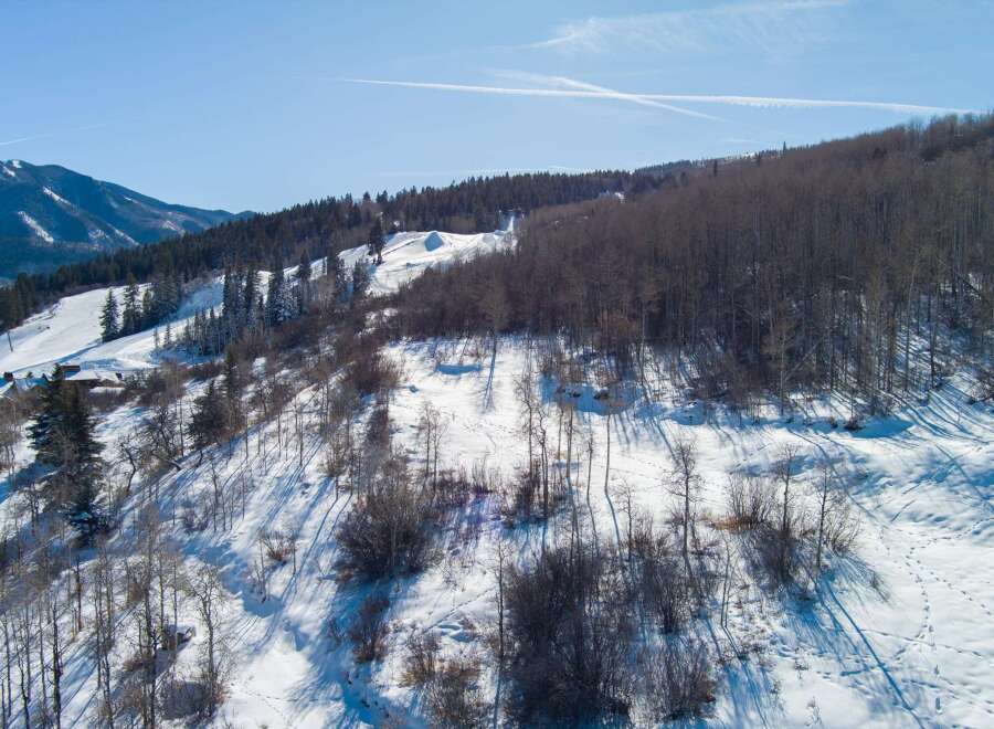 Discover the beauty of this stunning mountain property, perfect for those seeking a winter wonderland escape.