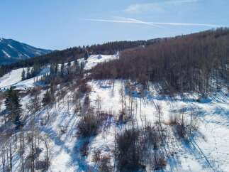 Discover the beauty of this stunning mountain property, perfect for those seeking a winter wonderland escape.