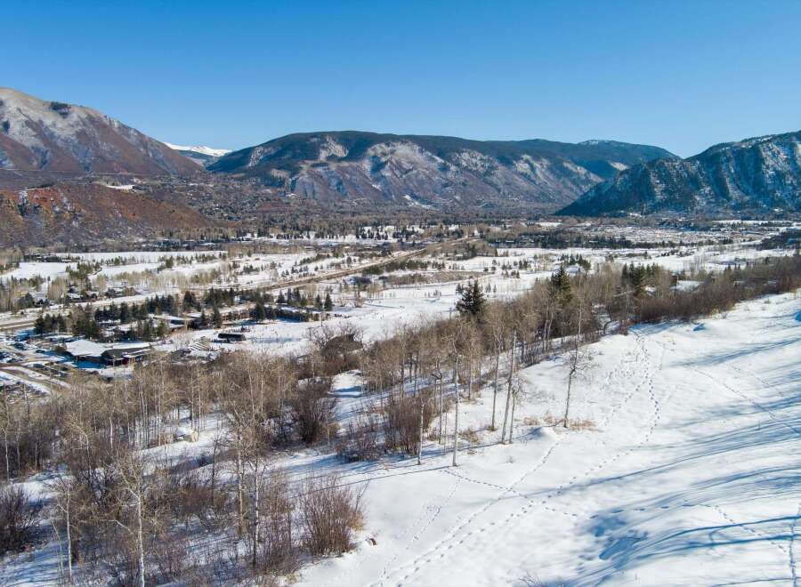 Discover the beauty of this stunning property nestled in a picturesque mountain valley.