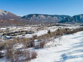 Discover the beauty of this stunning property nestled in a picturesque mountain valley.