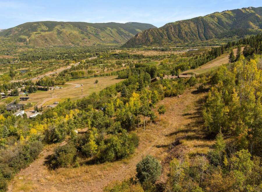 Discover the beauty of this stunning property nestled in a picturesque valley surrounded by lush greenery and majestic mountains.