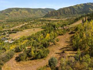 Discover the beauty of this stunning property nestled in a picturesque valley surrounded by lush greenery and majestic mountains.