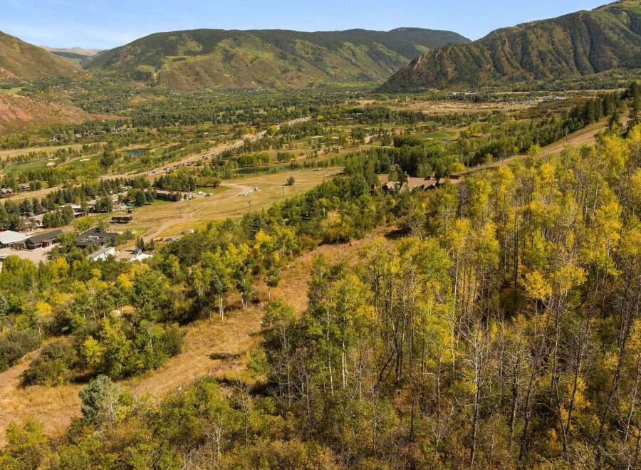 Discover the beauty of this stunning property nestled in a picturesque mountain valley.