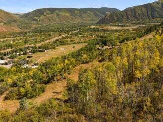 Discover the beauty of this stunning property nestled in a picturesque mountain valley.