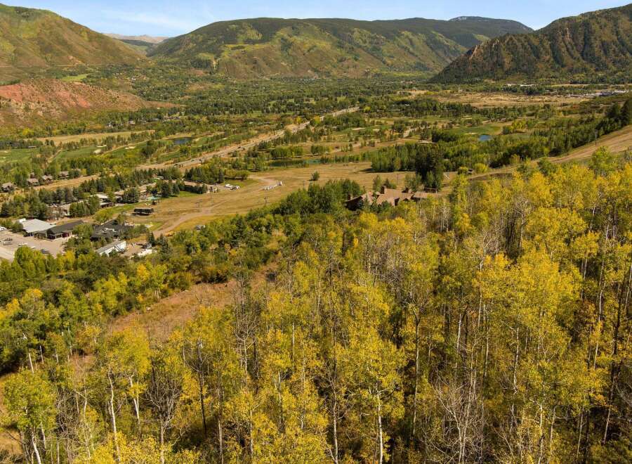 Discover the beauty of this stunning property nestled in a picturesque valley.