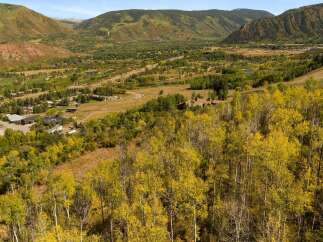 Discover the beauty of this stunning property nestled in a picturesque valley.