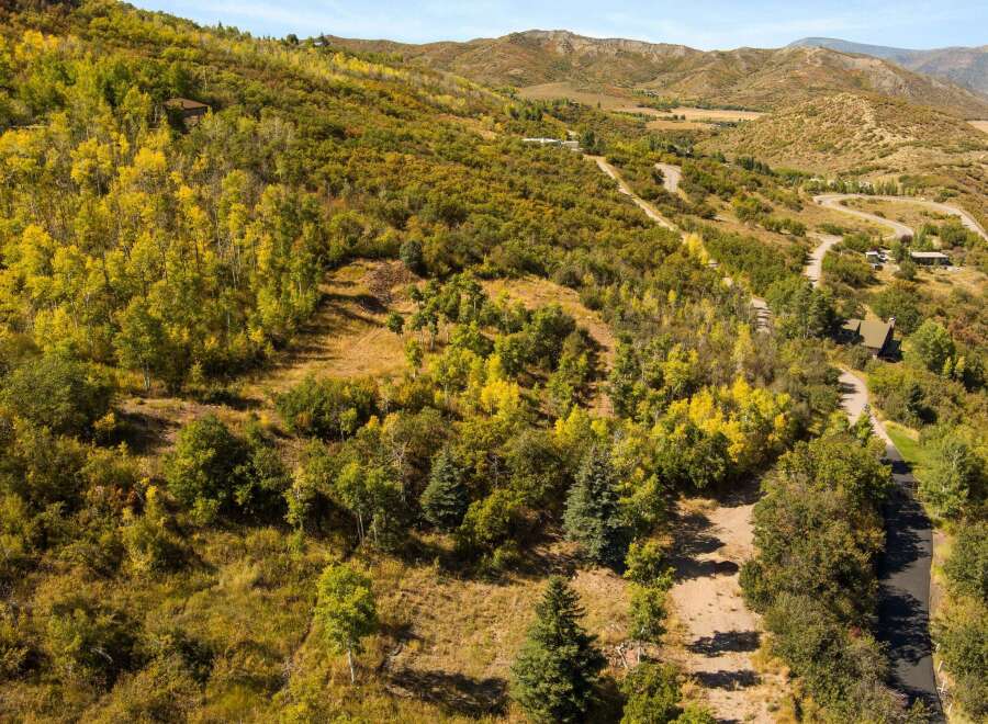 Discover the beauty of this stunning property nestled in a picturesque mountain setting.