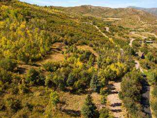 Discover the beauty of this stunning property nestled in a picturesque mountain setting.