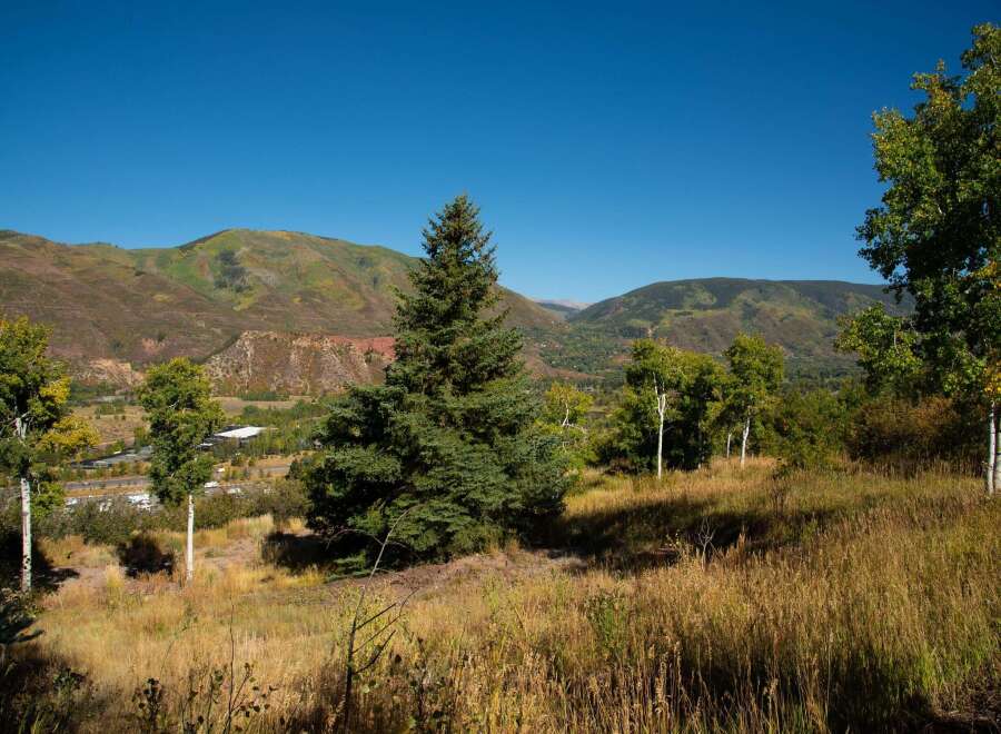 Discover the beauty of this stunning property, nestled in a picturesque landscape with breathtaking mountain views.