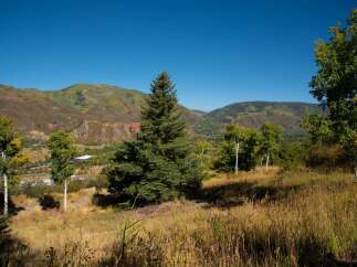 Discover the beauty of this stunning property, nestled in a picturesque landscape with breathtaking mountain views.