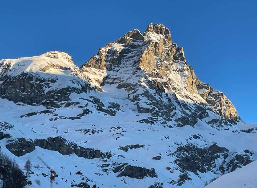 Explore the majestic beauty of this mountain landscape, perfect for those seeking a serene escape.