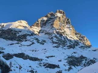 Explore the majestic beauty of this mountain landscape, perfect for those seeking a serene escape.