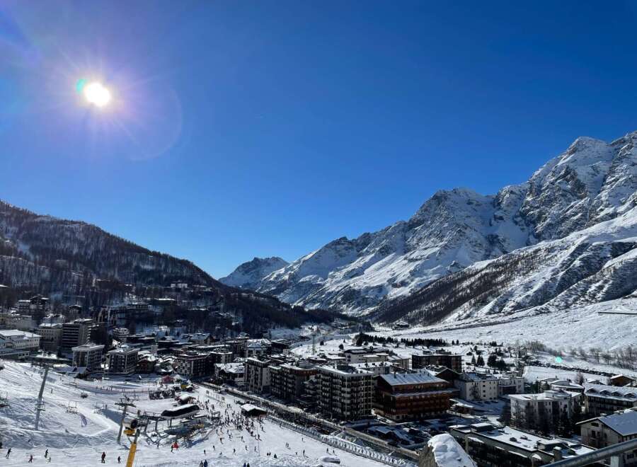 Experience the ultimate in luxury living with this stunning property nestled in the heart of a picturesque ski resort.