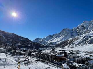 Experience the ultimate in luxury living with this stunning property nestled in the heart of a picturesque ski resort.