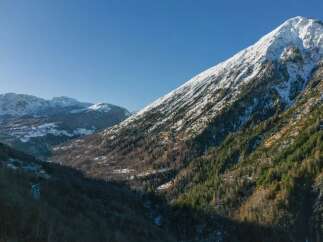 Explore the breathtaking beauty of this mountain landscape, perfect for those seeking a serene escape.